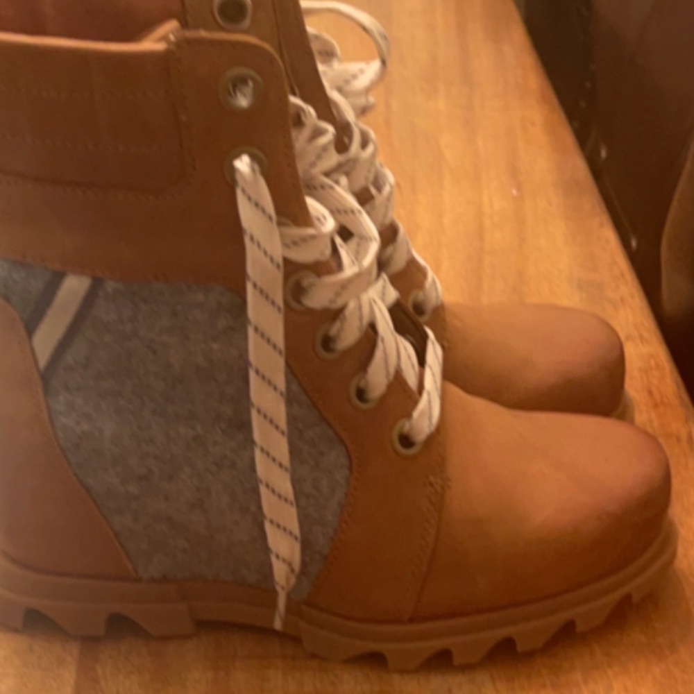 Sorel tan & grey never worn 8.5